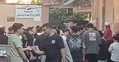 أولياء أمور طلاب الثانوية يساندون أبناءهم بالدعوات والتشجيع قبل امتحان العربى