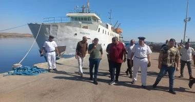 محافظ أسوان يتابع احتواء تلوث صندل السد العالى.. صور