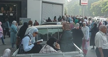 بالمصحف فوق سيارة نقل.. مشهد إنساني لأمهات الثانوية العامة انتظارا لخروج أبنائهن