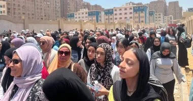 طلاب الثانوية العامة يبدأون امتحان العربى 55 سؤالا منها 51 اختيار من متعدد.. فريق مكافحة الغش بغرفة العمليات يتابع الصفحات المسئولة عن مزاعم الغش..اللجان تجرى تفتيشا ذاتيا للطلاب.. وخبير تربوى يقدم نصائح للطلاب