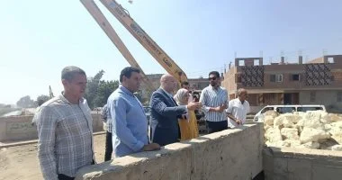 نائب محافظ الجيزة يتابع معدلات تنفيذ مشروع الصرف الصحى بقرية الرهاوى