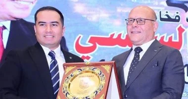 جامعة سوهاج تُكرِّم الإعلامي مصطفى المنشاوي تقديرًا لمشاركته المتميزة
