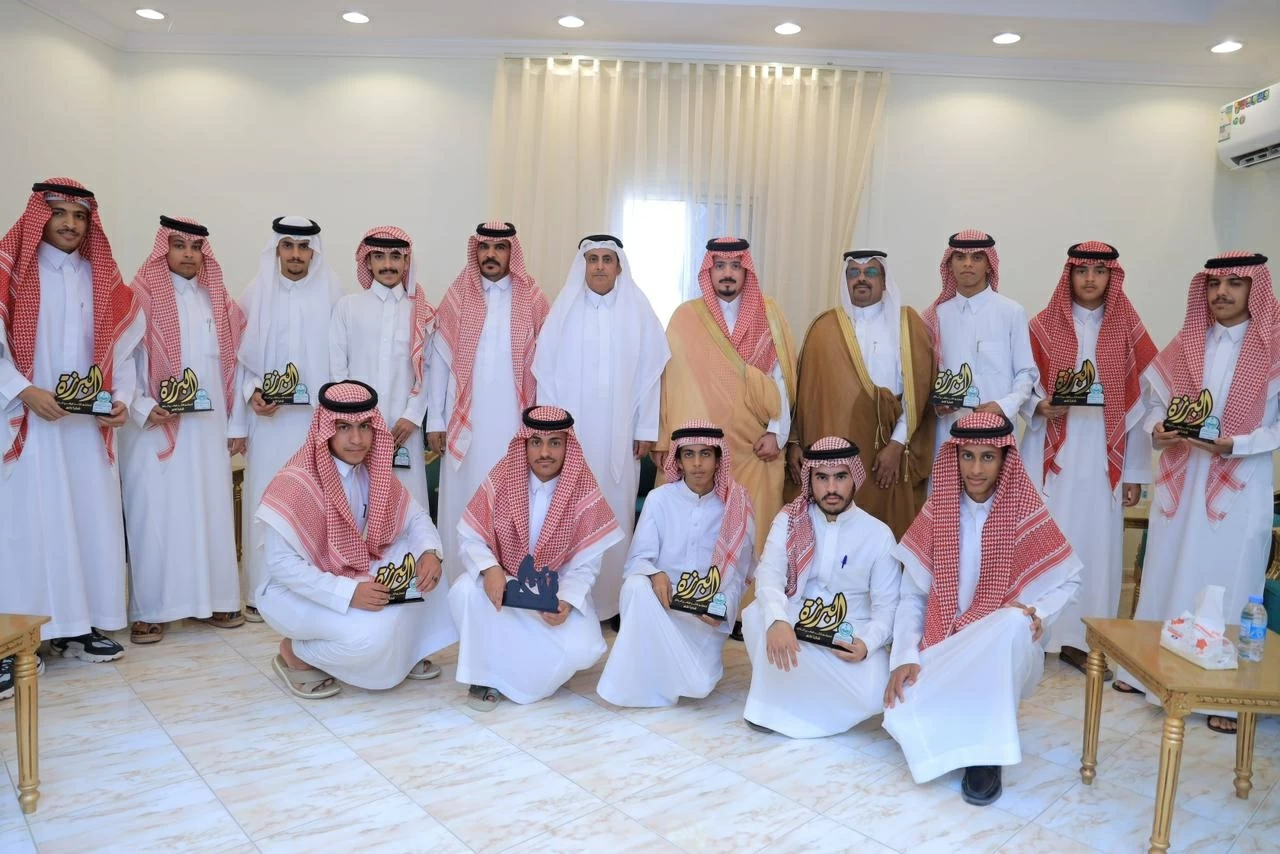 رئيس مركز البرزة يُكرّم خريجي المرحلة الثانوية – أخبار السعودية