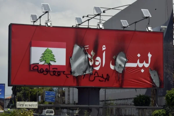 بعد الاتفاق مع إسرائيل.. أنصار «حزب الله» يحرقون لافتات «لبنان أولاً» – أخبار السعودية