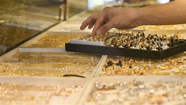 الذهب يتراجع محليا وعالميا.. هل يستمر المعدن الأصفر في الهبوط؟
