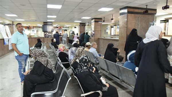 محافظ بورسعيد يوجه بإحالة 63 موظفًا بحي العرب للتحقيق بسبب التغيب والتأخر عن حضور العمل