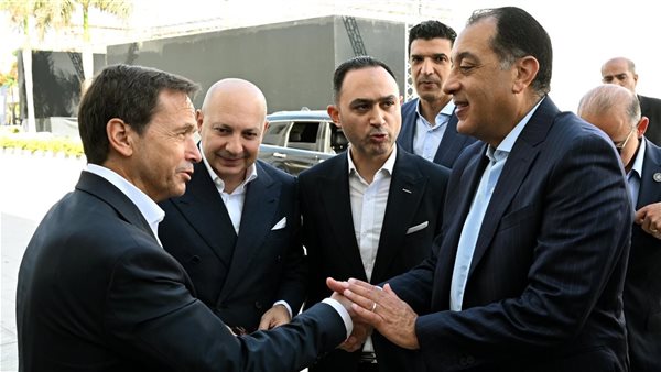 رئيس الوزراء يفتتح ويتفقد عدداً من المشروعات الصناعية بالسادس من أكتوبر