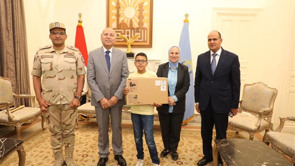 محافظ القاهرة يُهدي طالبًا من ذوي الهمم لابتوب بعد طلبه في معسكر «صقر 166»