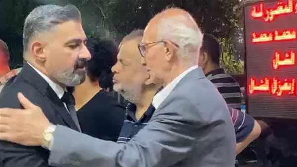 ياسر جلال يقدم واجب العزاء في المنتج الفني غزال الشال (صور)