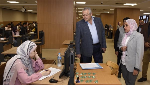 نائب رئيس جامعة عين شمس للتعليم والطلاب يتابع امتحانات نهاية الفصل الدراسي الثاني بكليتي التجارة والألسن
