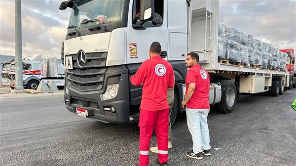 الهلال الأحمر يدشن قافلة «زاد العزة 205» بحمولة تتجاوز ألفي طن لدعم الفلسطينيين