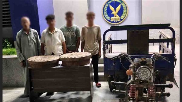 ضبط 3 أشخاص بتهمة سرقة غطاء بالوعة صرف صحى من أحد الشوارع بالجيزة
