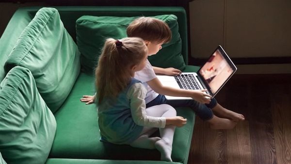 أستاذ قانون يسلط الضوء على تنظيم استخدام الأطفال للإنترنت