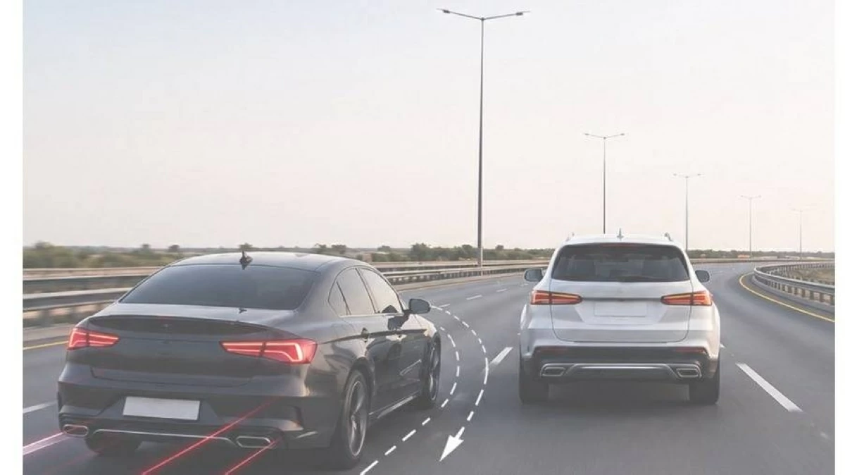 نيابة دبي تعاقب سائقاً طارد مركبة أخرى بطريقة متهورة