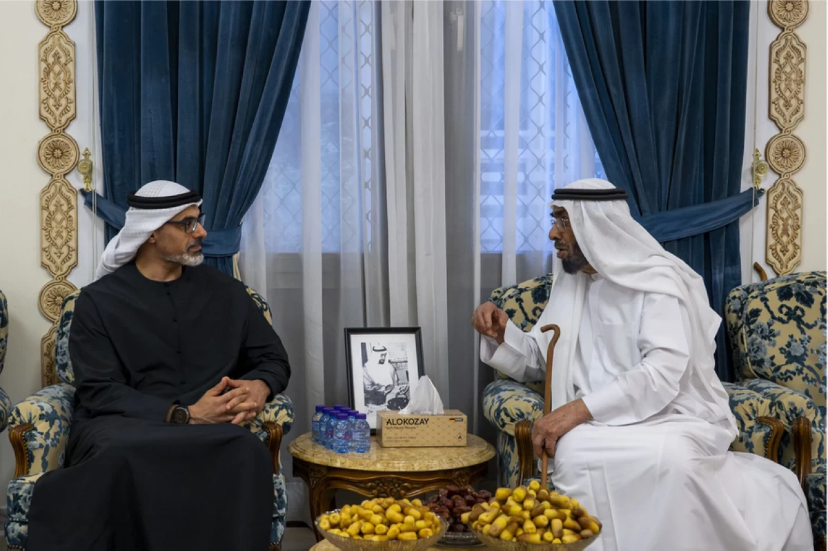 خالد بن محمد بن زايد يُقدِّم واجب العزاء في وفاة فاطمة هلال راشد المزروعي