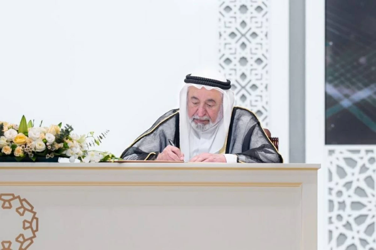 حاكم الشارقة يعلن إنشاء «طريق النور» وتطوير «جزيرة الخان»