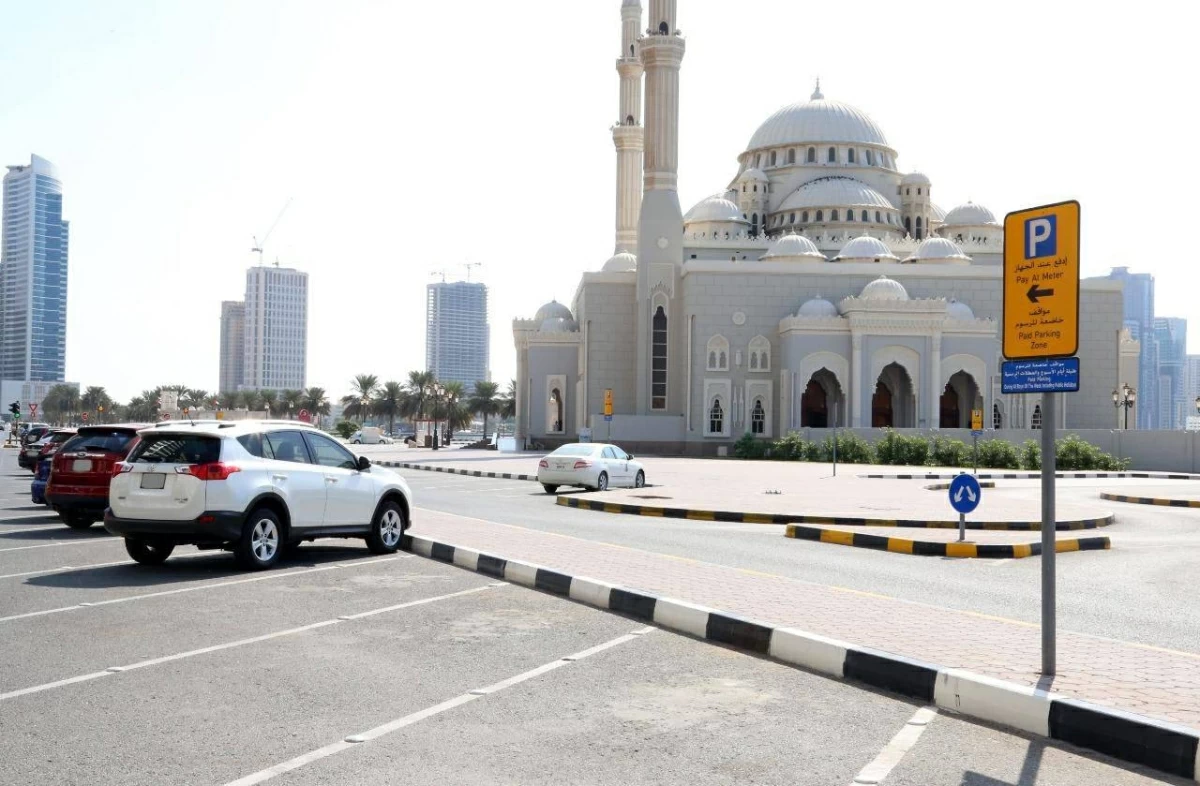 قرار بالشارقة يمدد تحصيل رسوم المواقف العامة حتى منتصف الليل