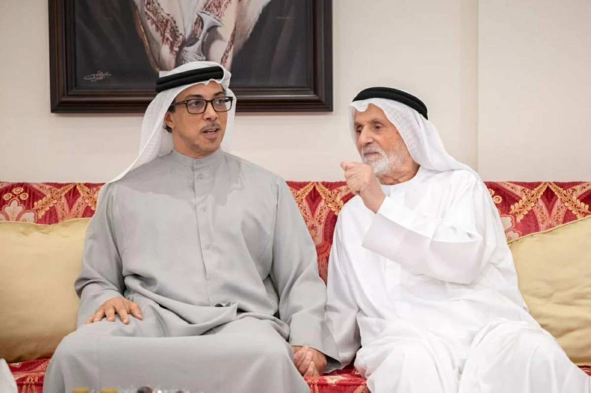 منصور بن زايد يقدّم واجب العزاء لعبدالجليل البلوكي بوفاة والدته