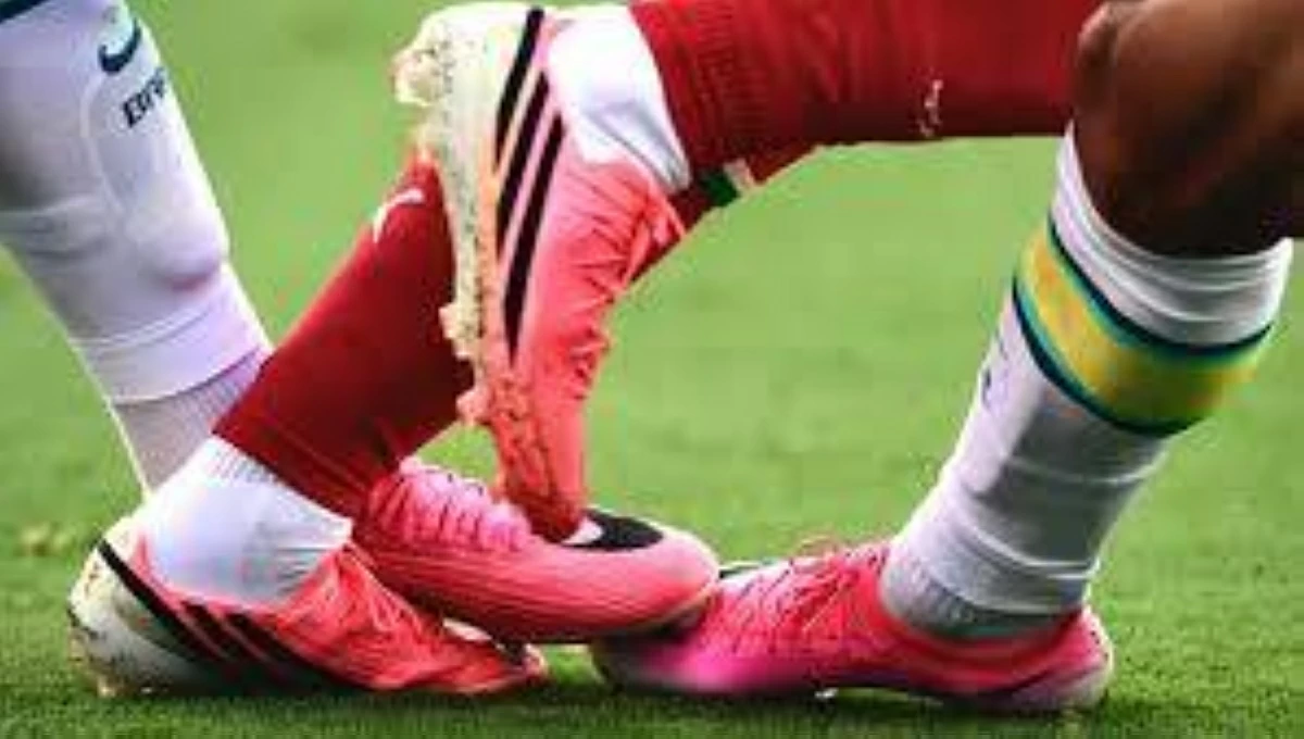 الوردي يطغى على أحذية لاعبي كأس العالم 2026