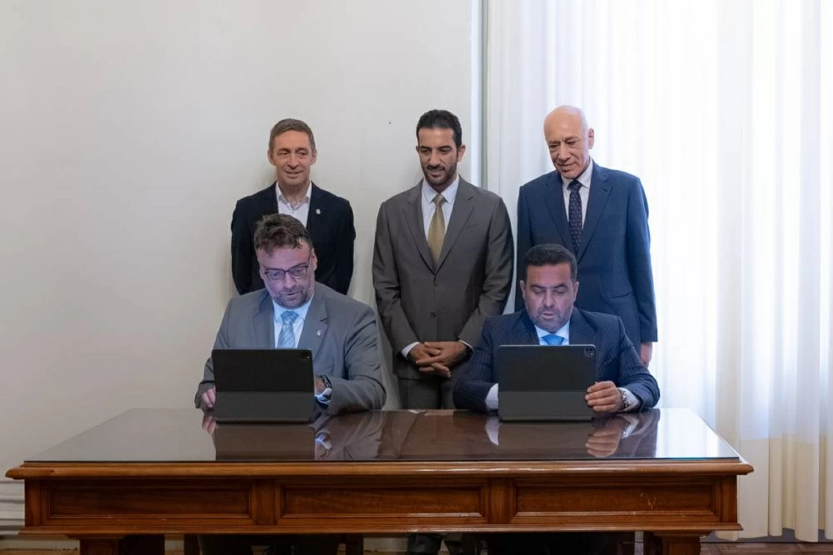سلطان بن أحمد يشهد توقيع مذكرة تفاهم بين «شمس» وكلية الاتصال بجامعة برشلونة