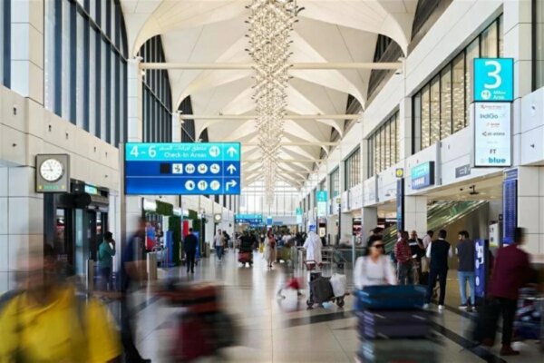 الزوار يتدفقون على دبي.. ومطارها يعج بالقادمين صيفاً