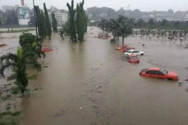 أمطار غزيرة تودي بحياة 10 أشخاص في أبيدجان