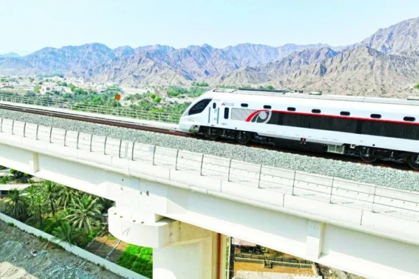 الإمارات .. انطلاق أولى رحلات قطار الركاب بين أبوظبي والفجيرة