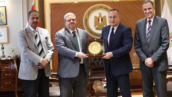 وزير التعليم العالي يناقش مع رئيس الهيئة المصرية لضمان الجودة استراتيجيات تعزيز نظام الجودة في التعليم