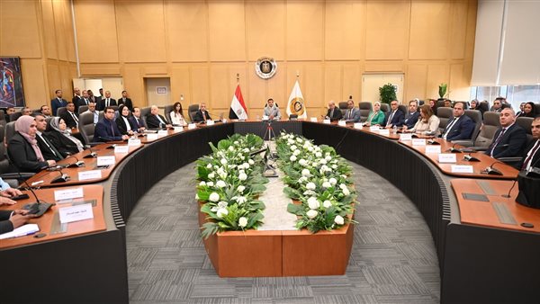 وزير الصناعة يستعرض استراتيجية 2030 ويكرم المتميزين في اللقاء الدوري مع قيادات الوزارة