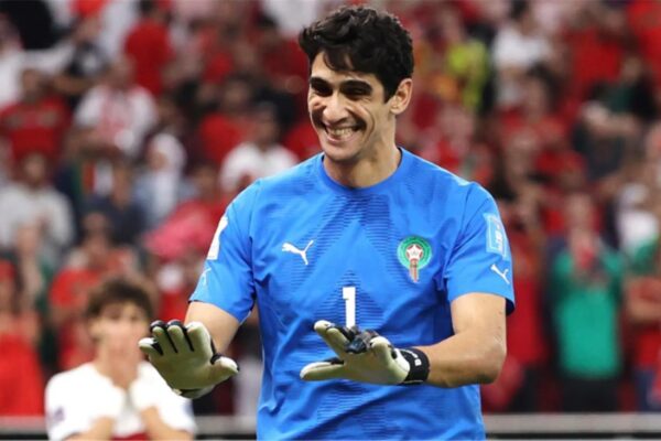 عضو الاتحاد المغربي: المقارنة بين بونو والحضري صعبة.. وعموتة سيضع الأهلي في مكانه