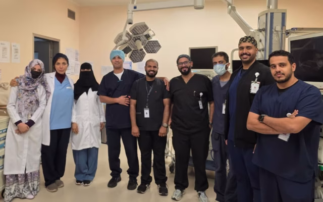 فريق طبي بمجمع الملك عبدالله في جدة يستأصل ورماً سرطانياً بالمعدة لمريض خمسيني