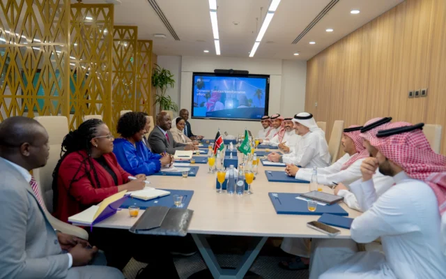 وزير العمل والحماية الاجتماعية الكيني يزور تكامل القابضة ويطّلع على تجربتها في تطوير حلول سوق العمل