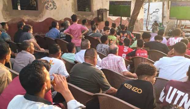 أجواء حماسية في أحد مقاهي المريوطية لمتابعة مباراة مصر ضد الأرجنتين (مصر)