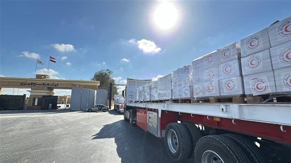 الهلال الأحمر يرسل 92 ألف سلة غذائية ضمن القافلة 230 المتجهة إلى غزة (صور)