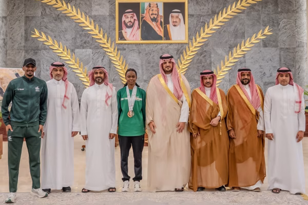 محافظ الطائف يكرّم لاعبة ألعاب القوى مريم محجب لتألقها في البطولة العربية