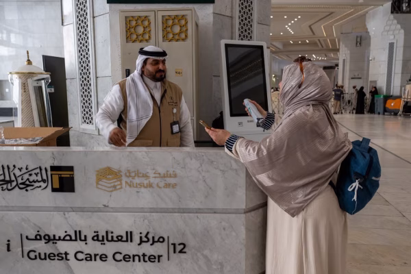 هيئة الحرمين توزّع المظلات لتخفيف الحرارة عن ضيوف الرحمن في المسجد الحرام