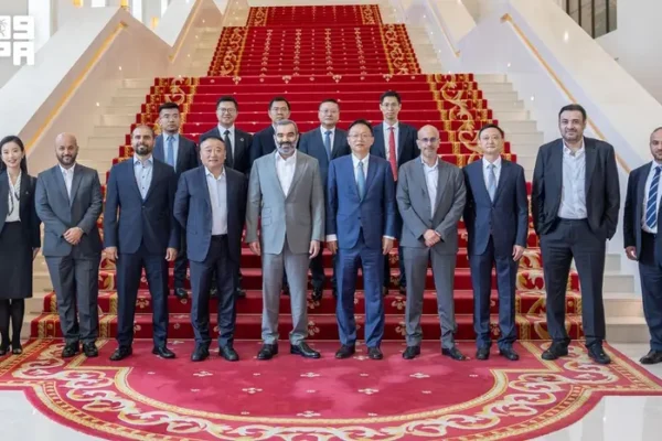السواحه يبحث في شينزن شراكات استراتيجية مع كبرى الشركات الصينية لتعزيز الذكاء الاصطناعي والاقتصاد الرقمي