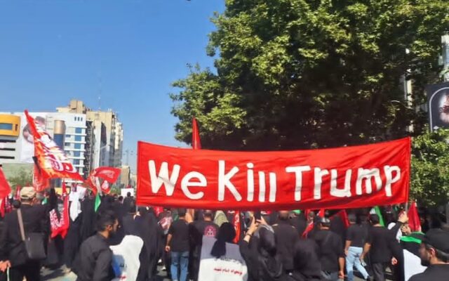 حتى يؤخذ بثأره.. حكاية الرايات الحمراء في جنازة علي خامنئي؟