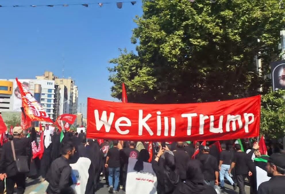 حتى يؤخذ بثأره.. حكاية الرايات الحمراء في جنازة علي خامنئي؟