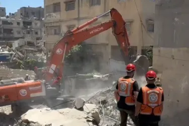 One excavator and 400 hours to recover the martyrs of Gaza