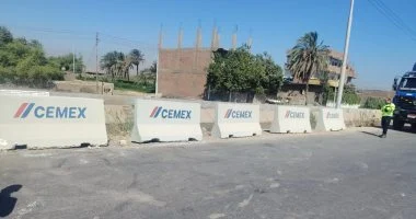 بدء تركيب حواجز خرسانية على جانبى ترعة جنابية صدفا بأسيوط.. صور