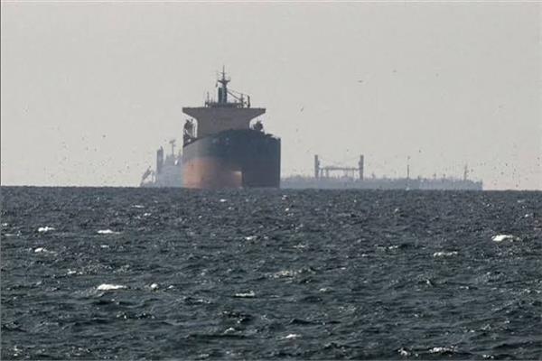 التجارة البحرية البريطانية: حريق بناقلة جراء إصابتها بمقذوف أمام السواحل العمانية