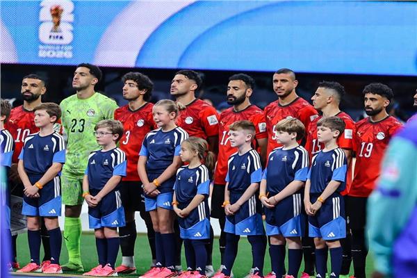شاهد دعم ومساندة الجماهير للاعبي منتخب مصر أمام فندق الإقامة بعد توديع كأس العالم 
