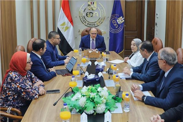 رئيس هيئة الدواء يبحث سبل تعزيز كفاءة المنظومة الدوائية بالسوق 