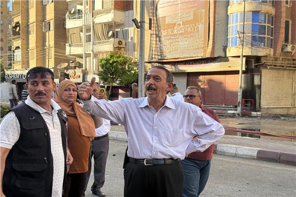 محافظ سوهاج ينتقل إلى موقع حريق برج معهد الاتصالات| صور