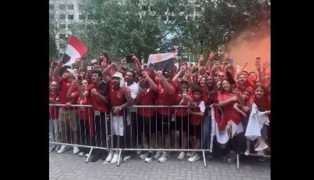 رجالة.. استقبال جماهيري كبير لـ أبطال منتخب مصر أمام فندق الإقامة (فيديو)