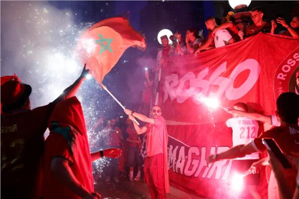 جماهير المغرب تشعل الأجواء حول مقر إقامة فرنسا قبل ربع نهائي المونديال