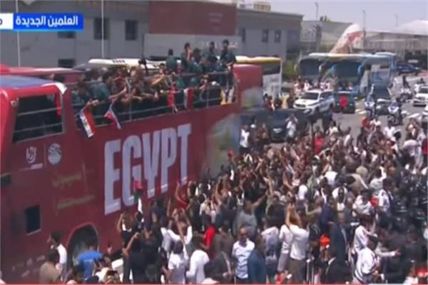 حافلة المنتخب المصري تجوب مدينة العلمين الجديدة وسط استقبال جماهيري حاشد