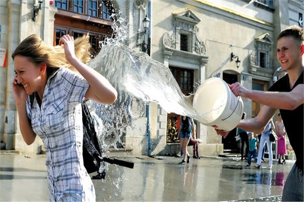 لماذا ارتبط رش الماء بالعداوة؟.. حكاية مثل شعبي توارثته الأجيال