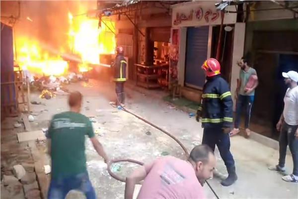 النيران امتدت لمحال تجارية.. حريق في سوق الفلكي شرق الإسكندرية
